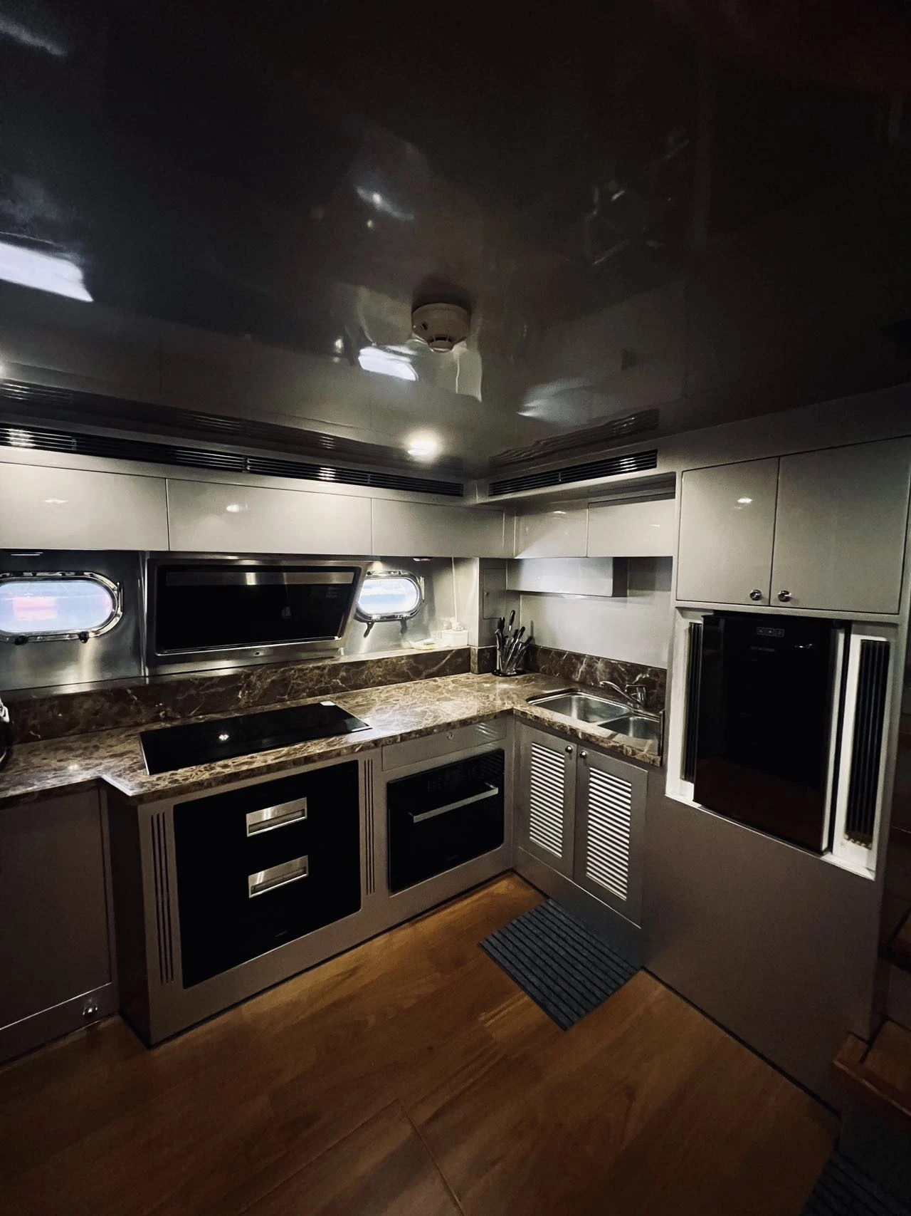 Heysea 82 Luxury Yacht