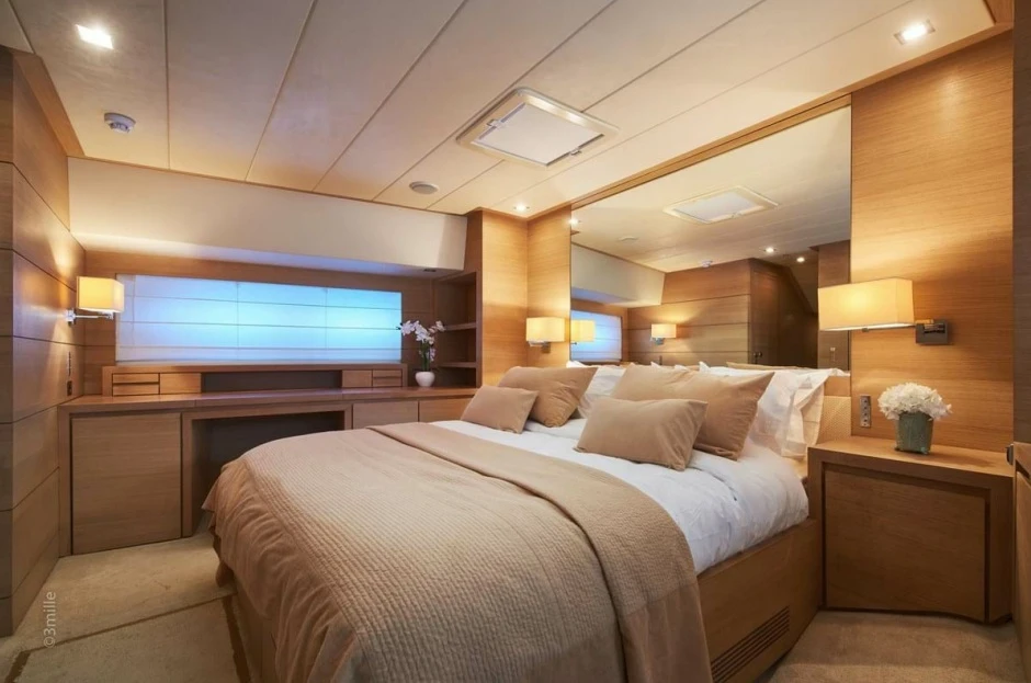 Humming Birds 100 Super Sport Yacht