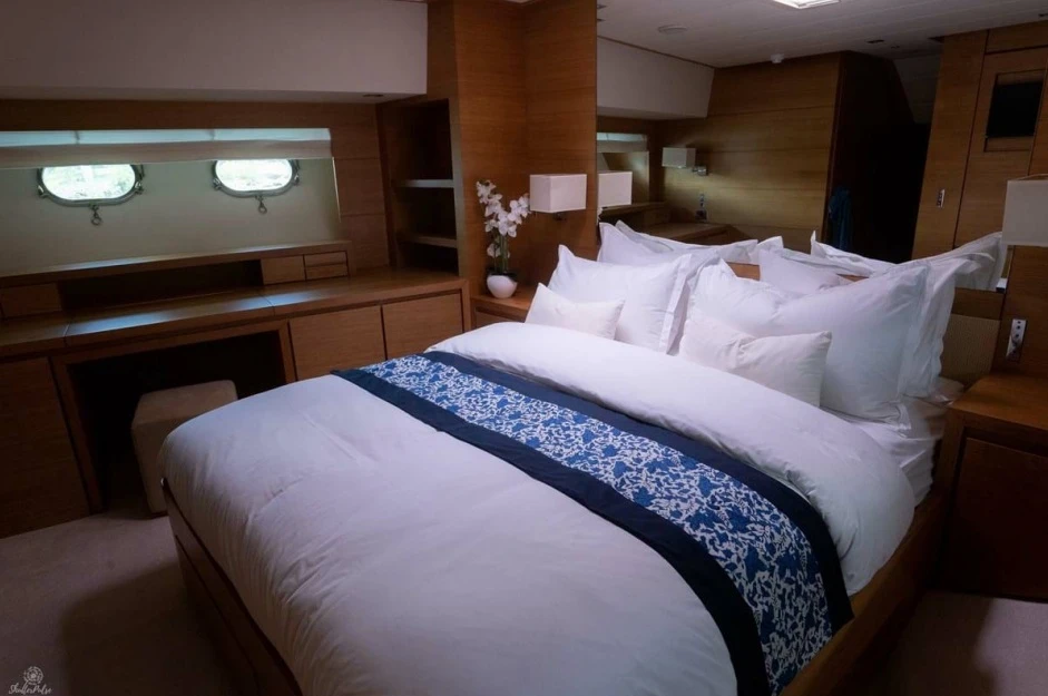 Humming Birds 100 Super Sport Yacht