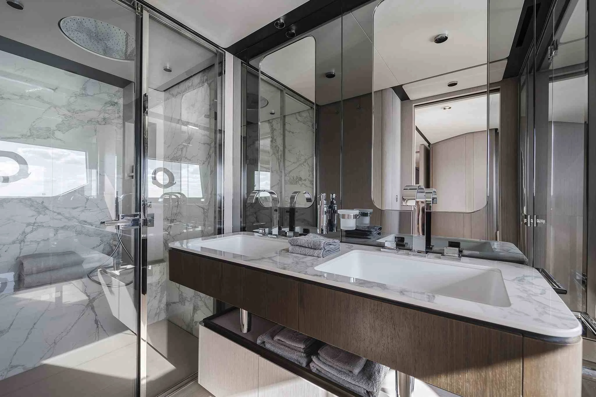Ferretti 860