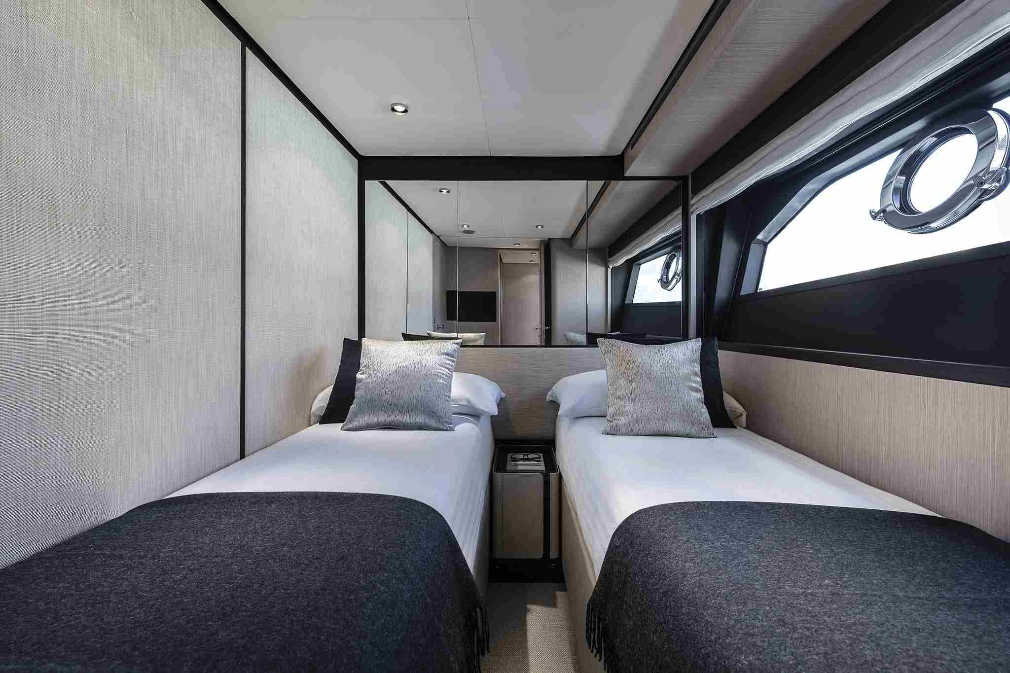 Ferretti 860