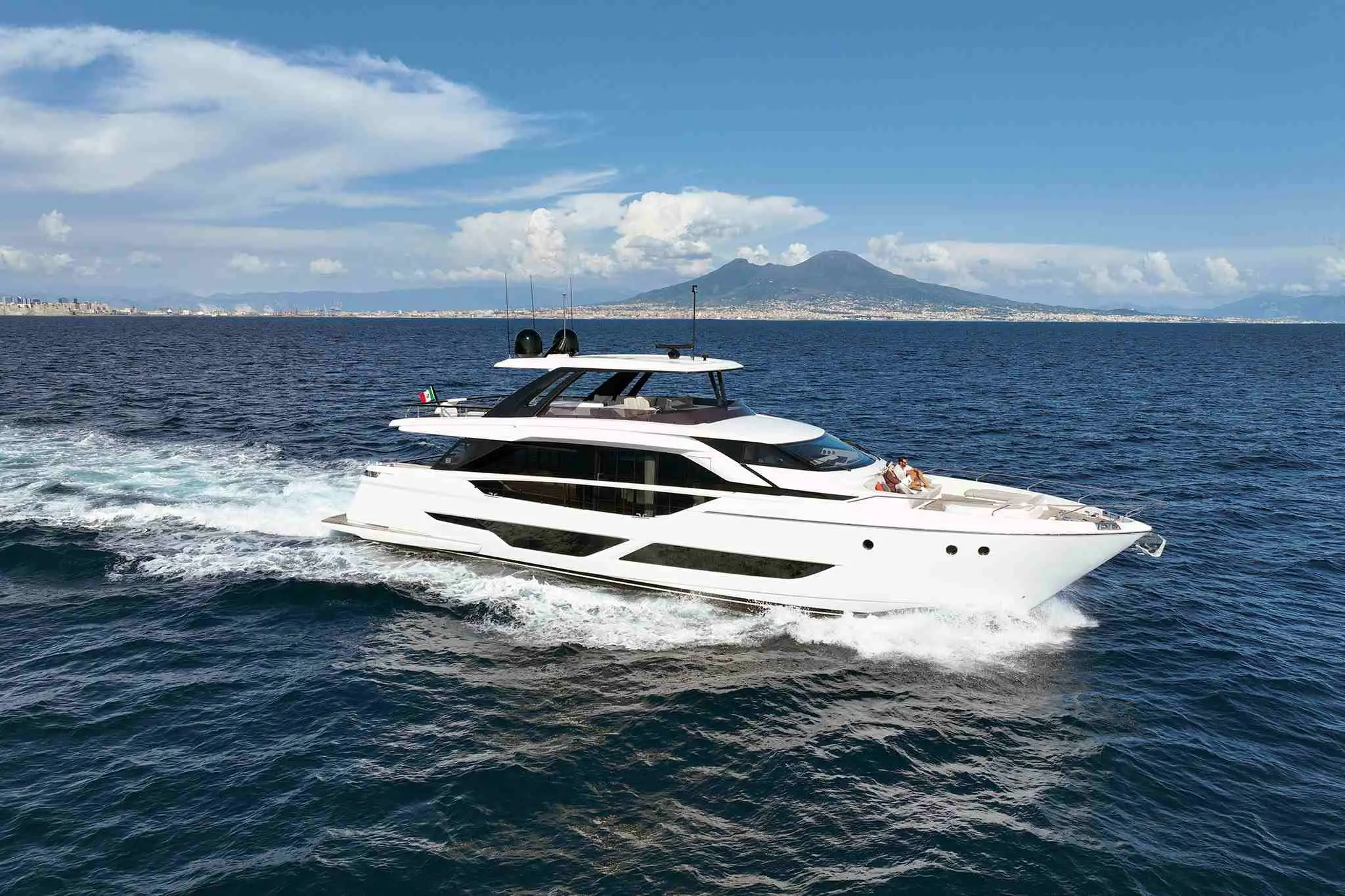 Ferretti 860