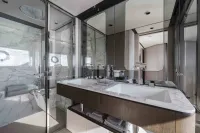 Ferretti 860