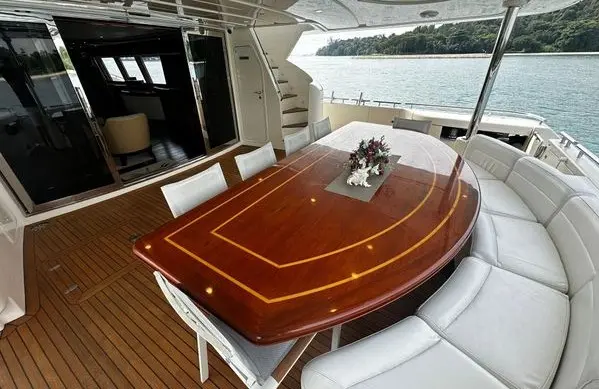 2005 Ferretti Yachts Customline 112