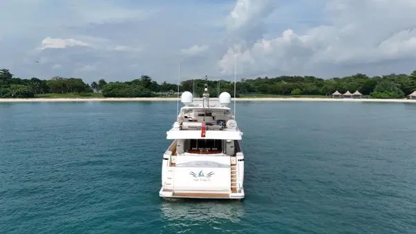 2005 Ferretti Yachts Customline 112