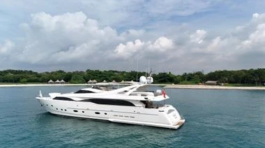 2005 Ferretti Yachts Customline 112