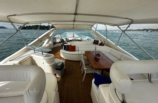 2005 Ferretti Yachts Customline 112