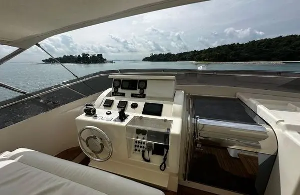 2005 Ferretti Yachts Customline 112