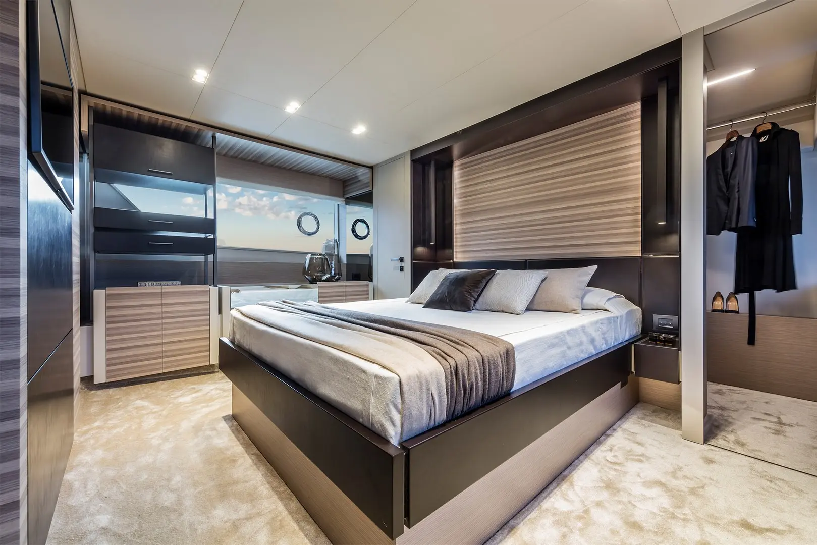  Ferretti 670