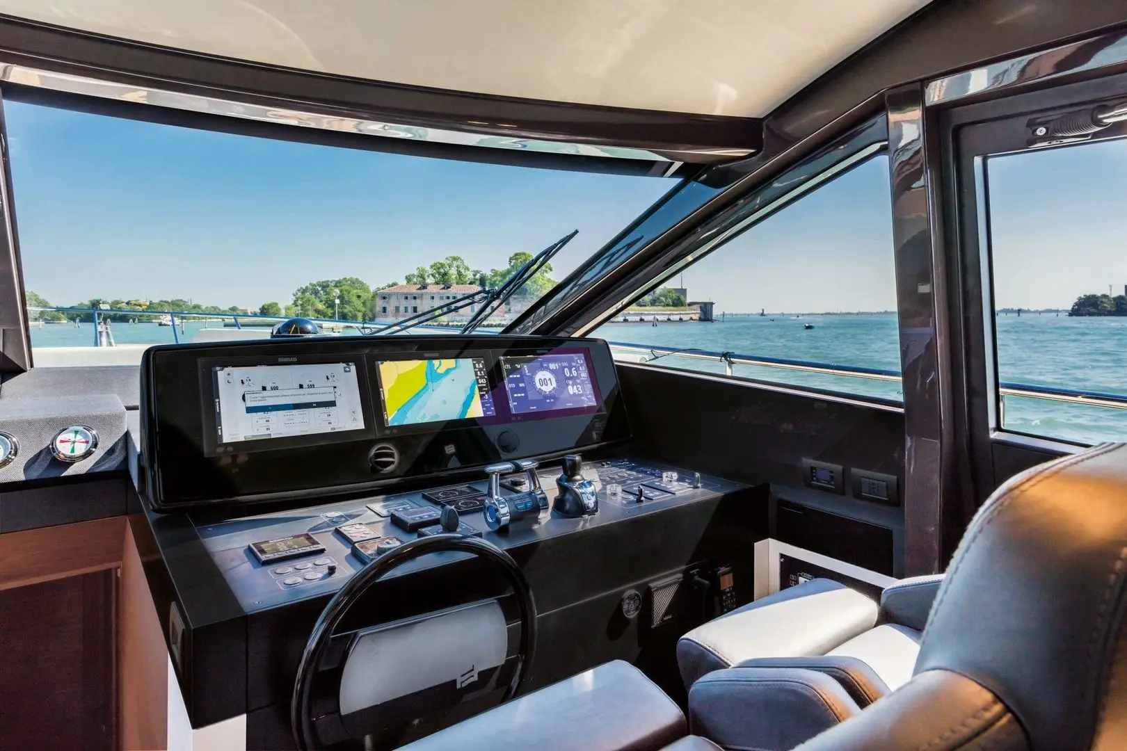  Ferretti 670