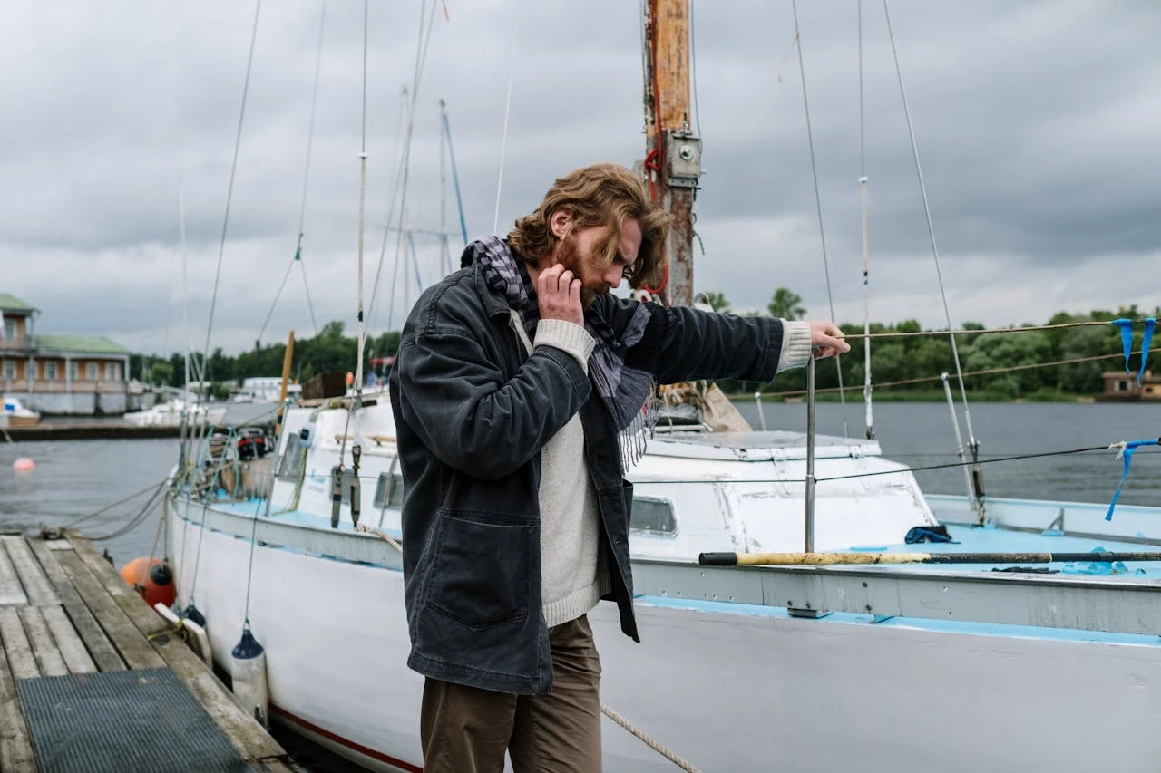 The man leaned on the yacht and thought