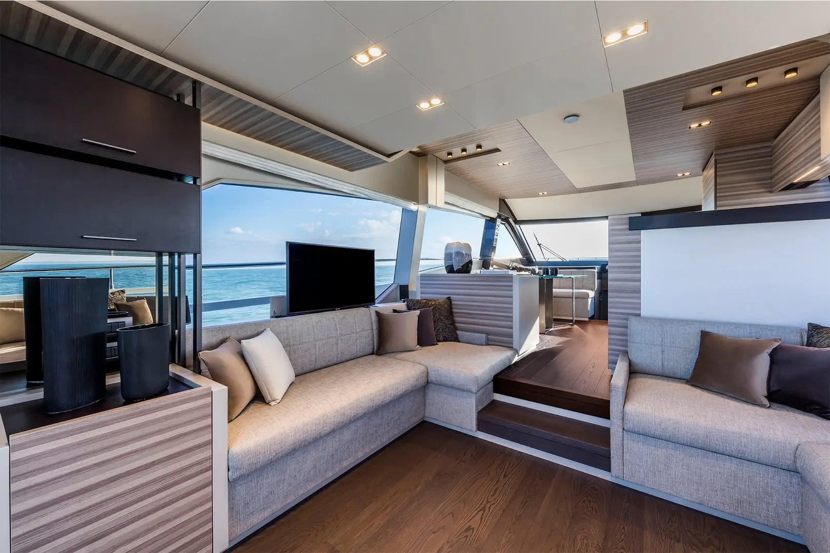  Ferretti 670