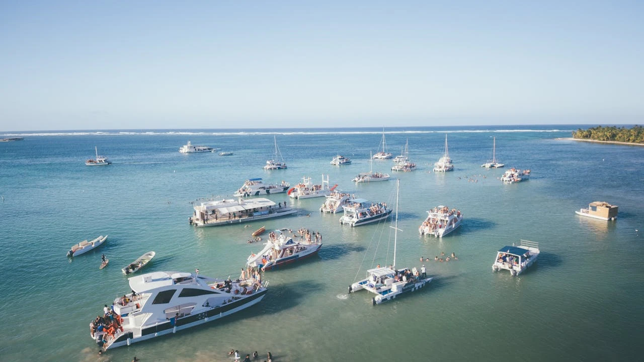 Monohulls and catamarans sail the seas