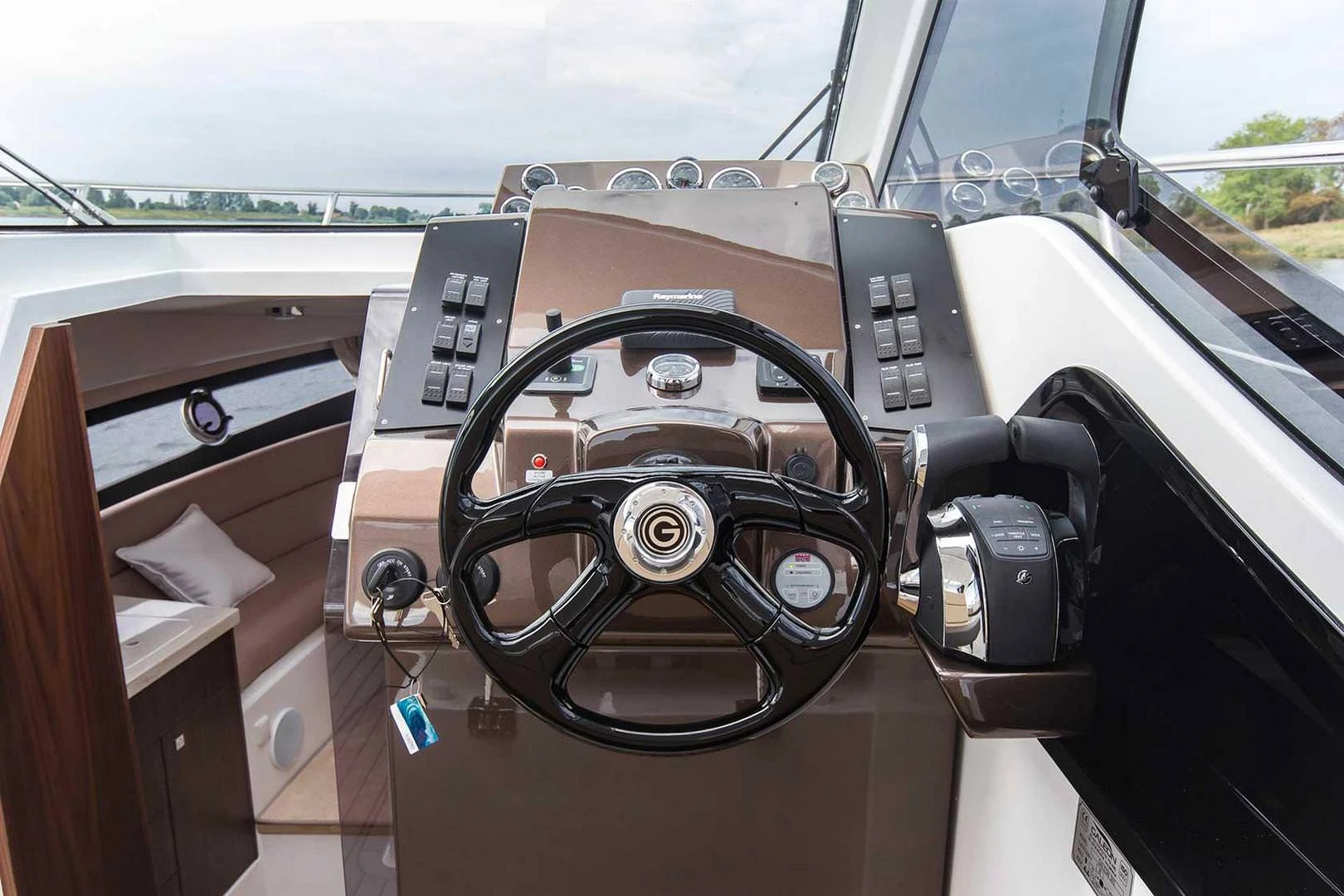 Galeon 305 HTS
