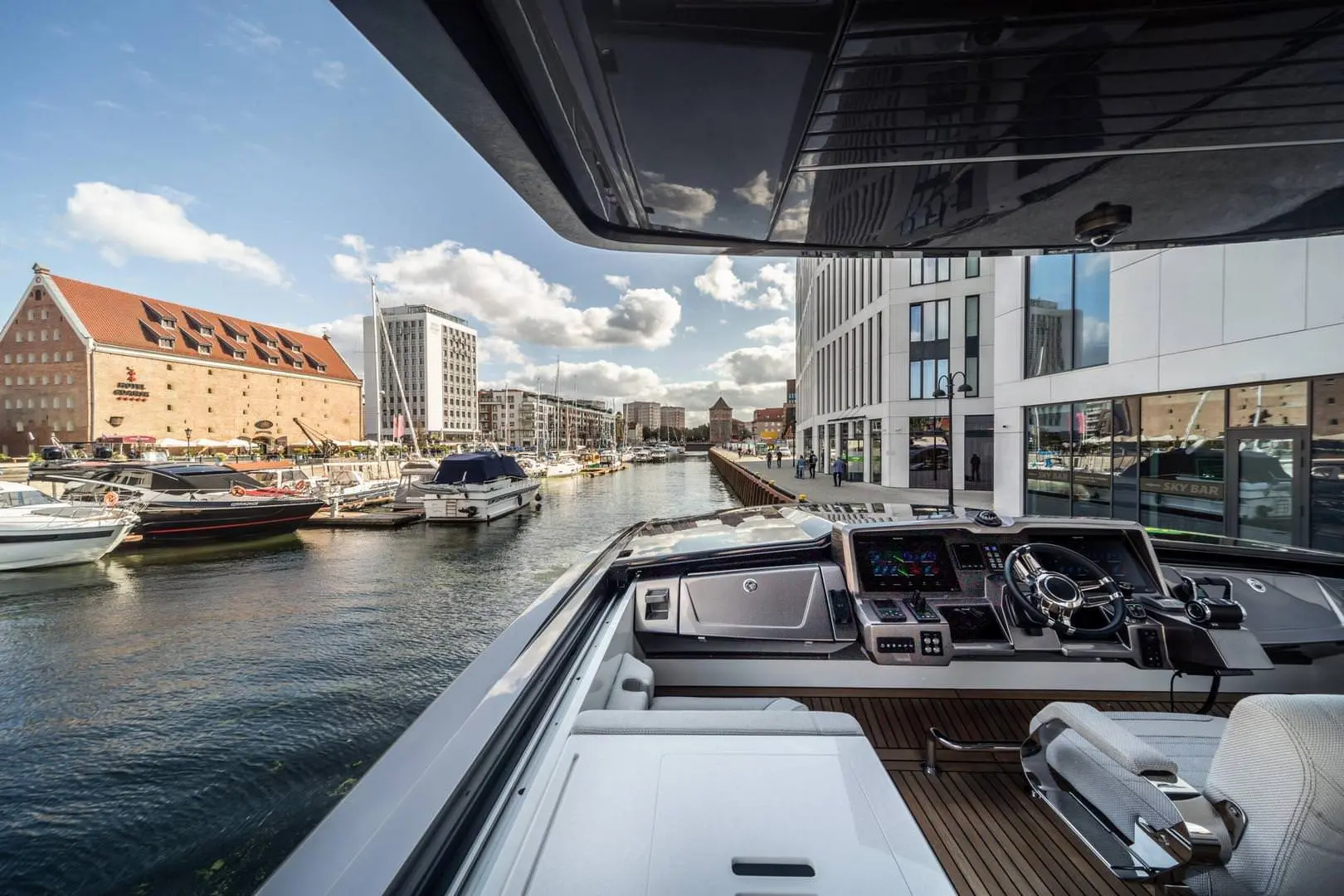 Galeon 700 SKYDECK