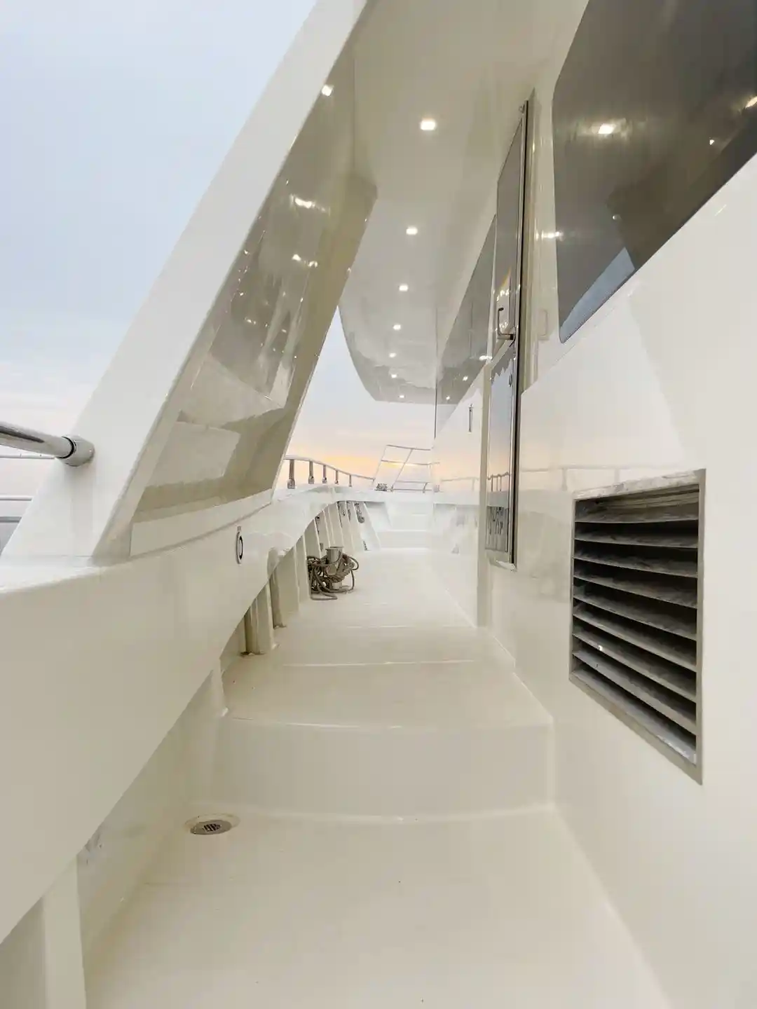 GoldLuck JY700D Luxury Fishing Boat