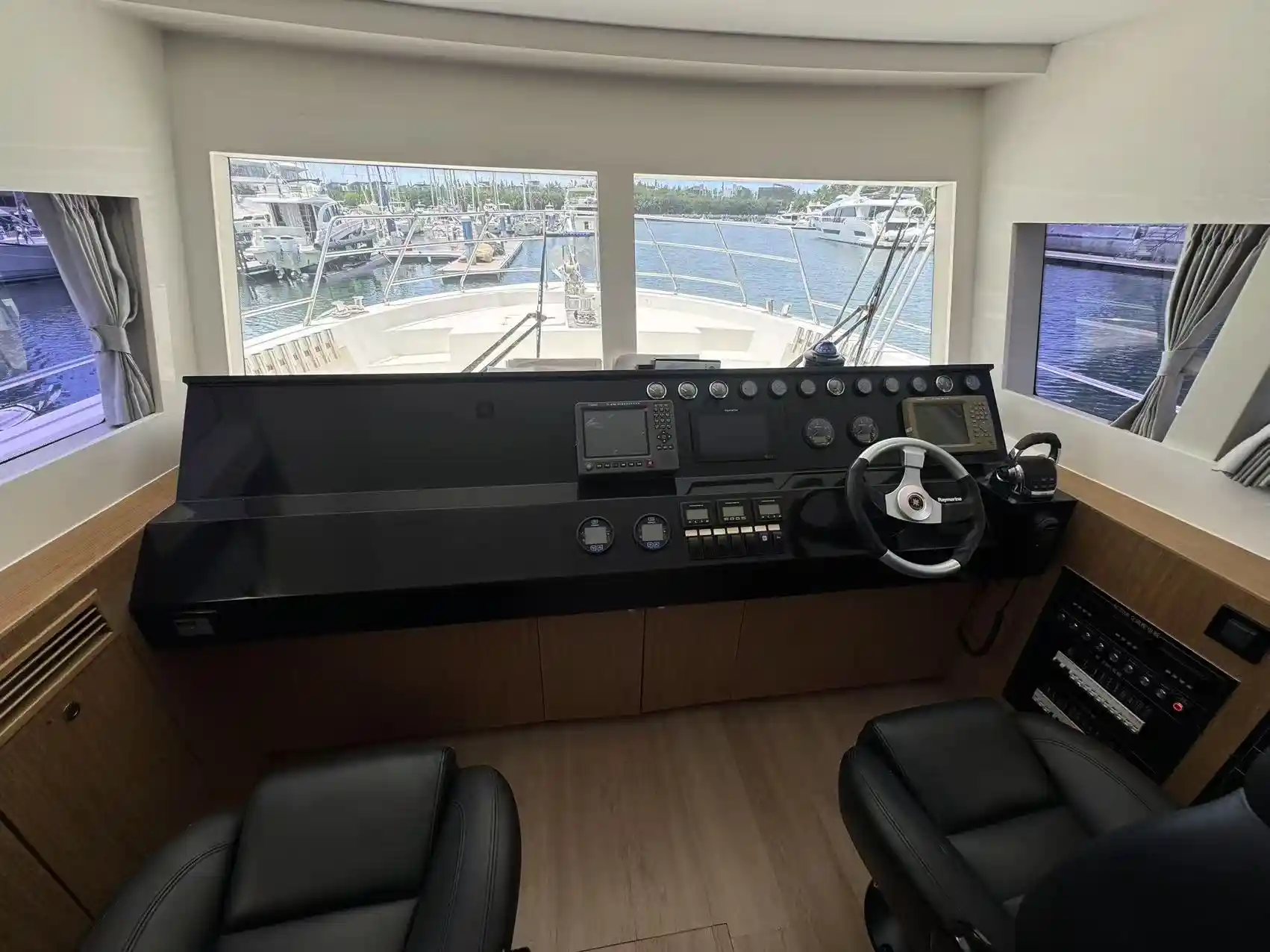 GoldLuck JY700D Luxury Fishing Boat