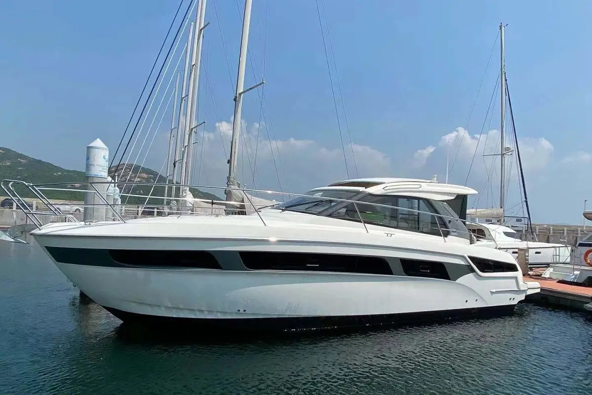 Bavaria S40 Yacht for sale moored at the dock