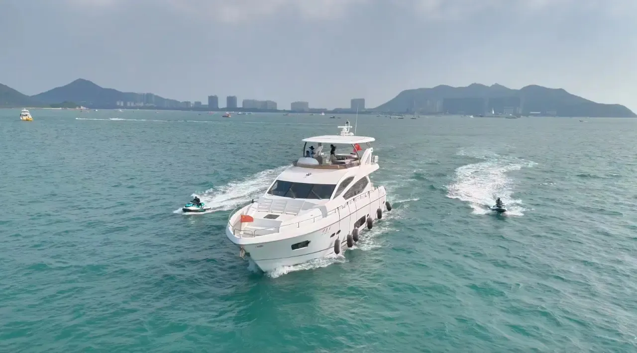 2013 Sunseeker 73 Flybridge Yacht