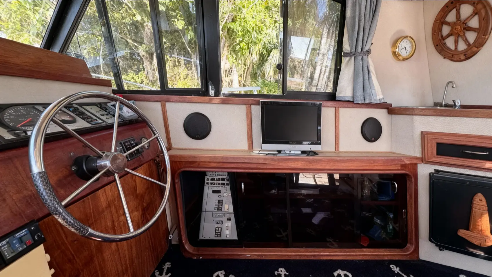 1987 Carver 32 Aft Cabin Motor Yacht