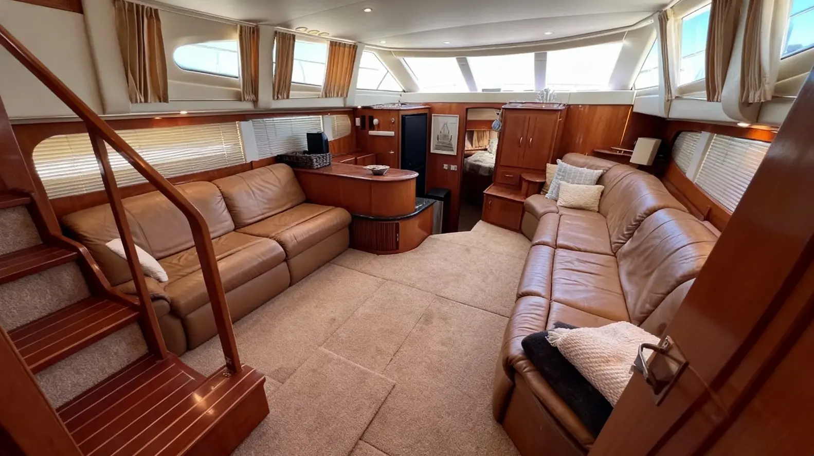 2006 Carver 444 Cockpit Motor Yacht