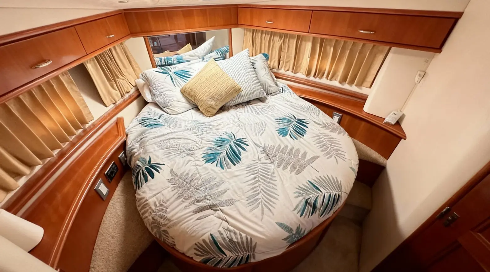 2006 Carver 444 Cockpit Motor Yacht
