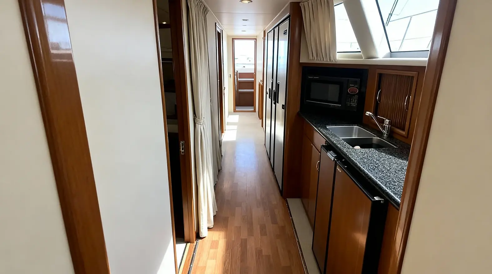 2005 Carver 44 CMY