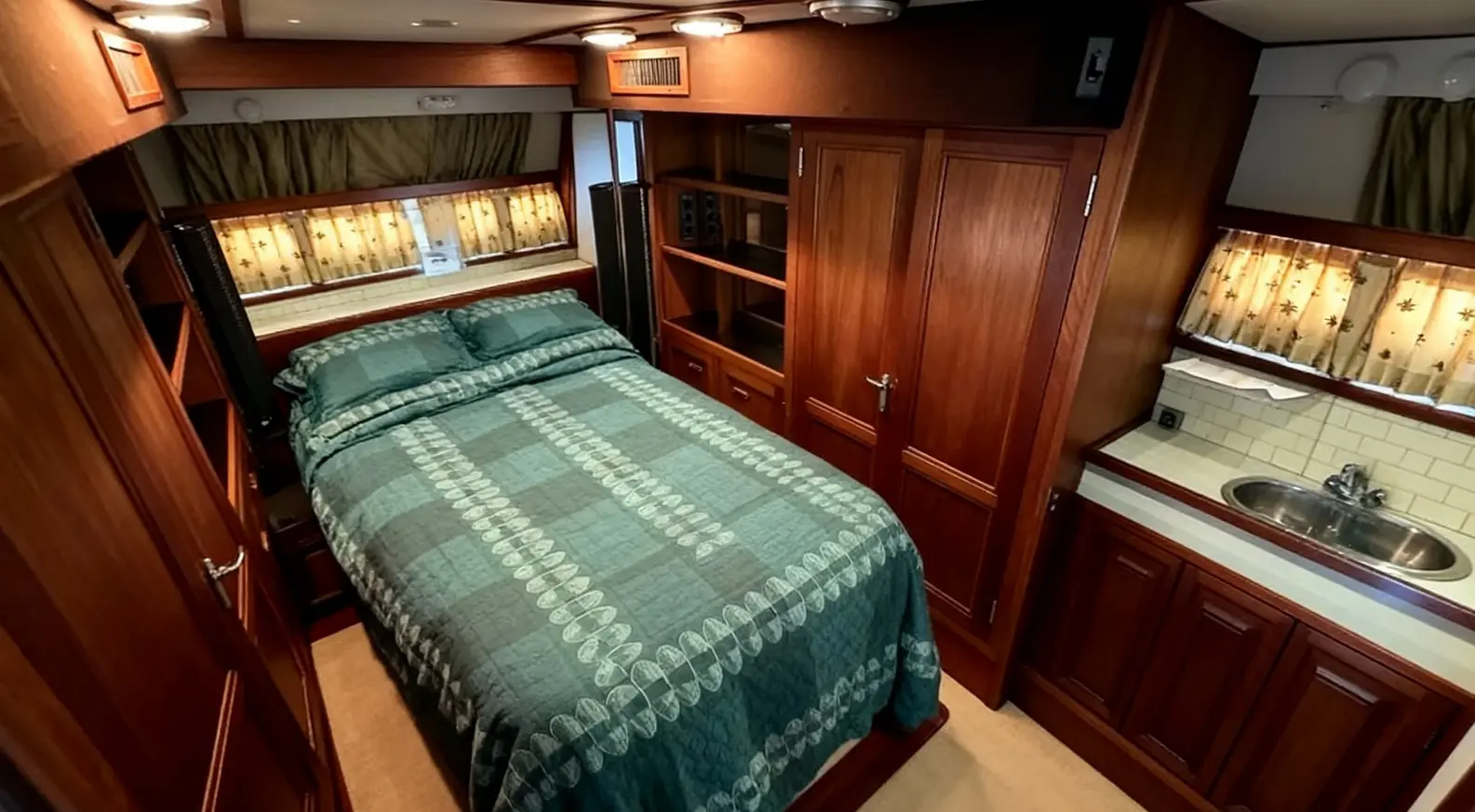 1986 Carver 42 Aft Cabin Motor Yacht