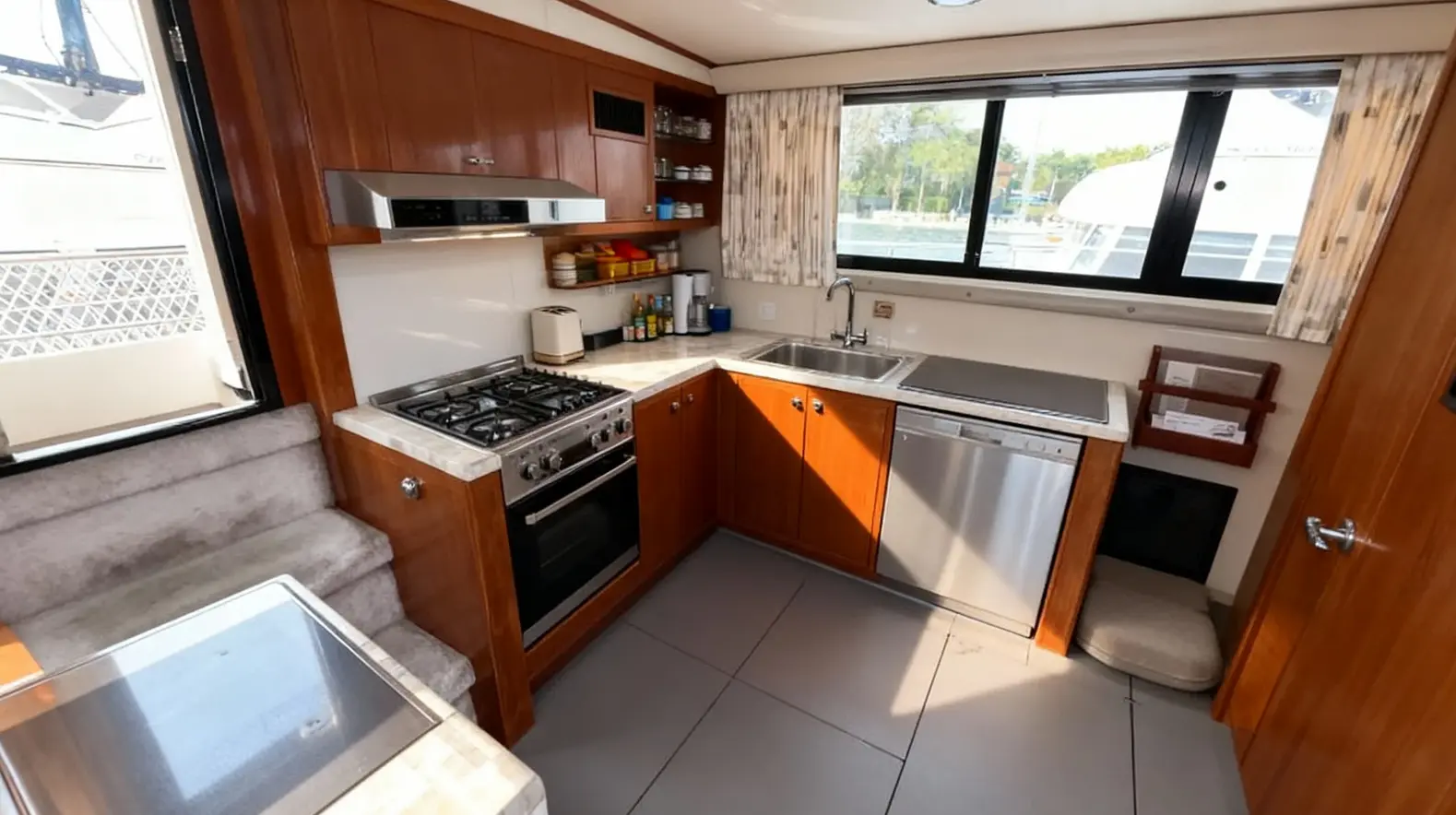 1988 Carver 3807 Aft Cabin Motor Yacht