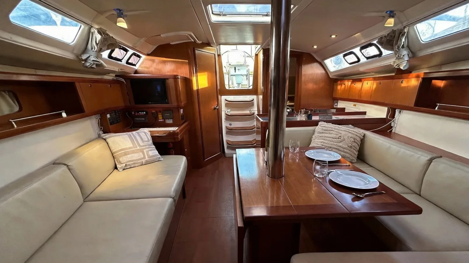 Beneteau Oceanis 37
