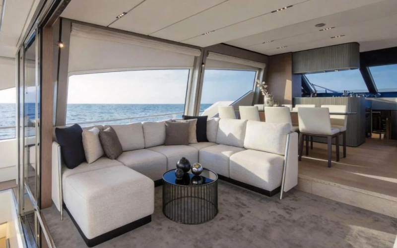 Advantages of Ferretti Flybridge Yachts