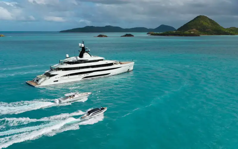 CRN Amor à Vida 6-Deck Hybrid Superyacht