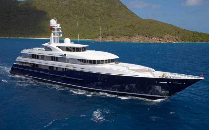 Heesen vs Feadship Yachts: Which Dutch Superyacht Builder Is Better in 2026?