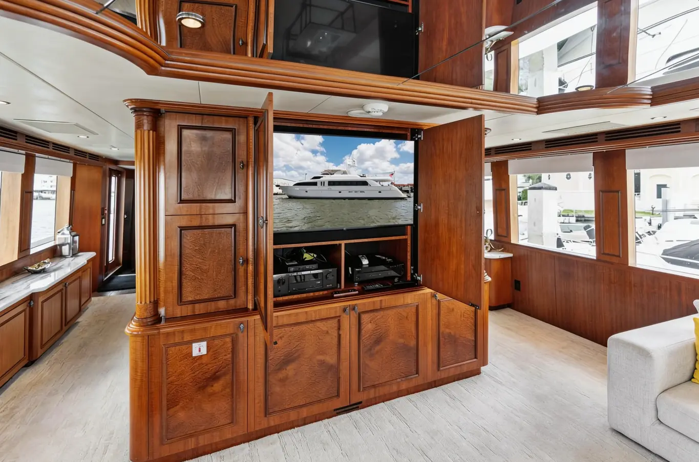 2004 Hatteras 100 Motor Yacht