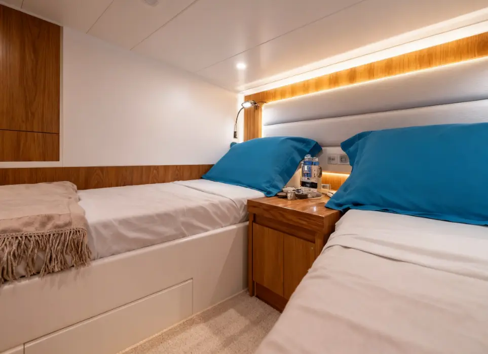 2027 Solaris Power 48 Lobster