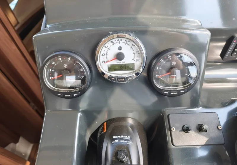 Quicksilver Activ 855 Pilothouse