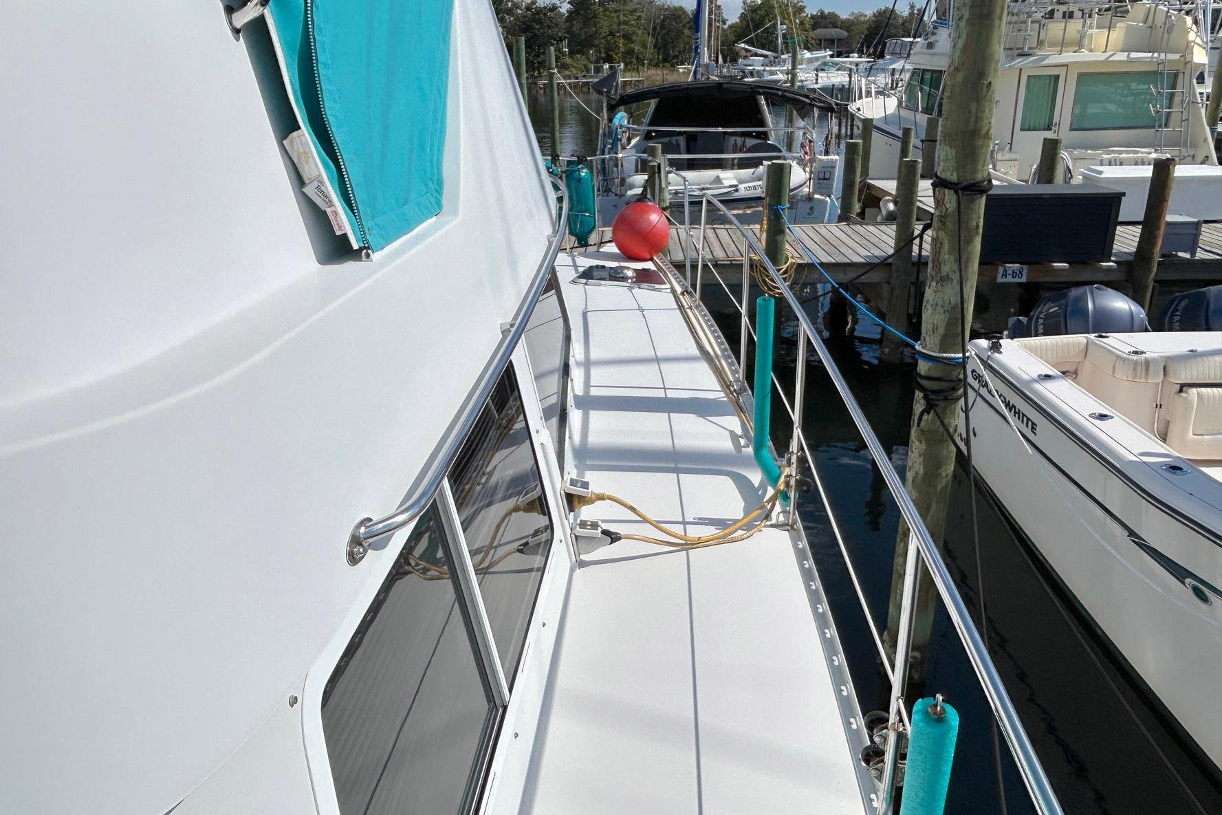 2004 PDQ 34 Power Catamaran