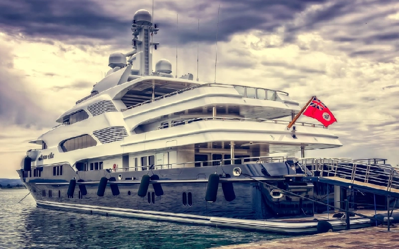 Mooring of luxury yachts