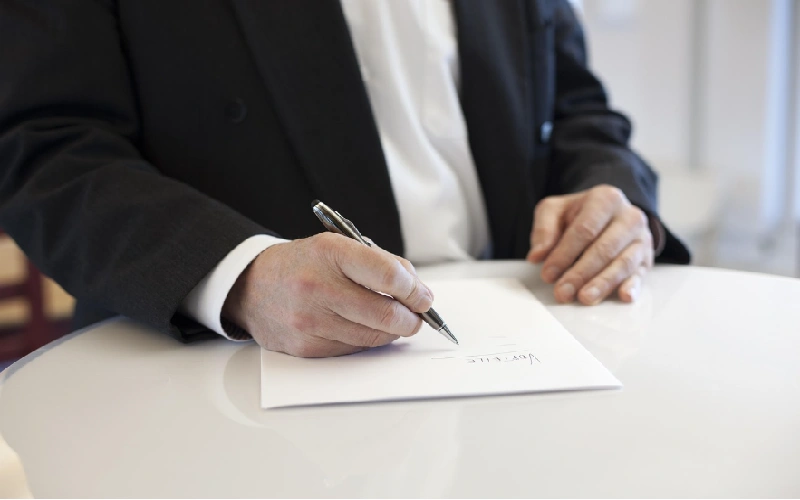 Sign the yacht contract